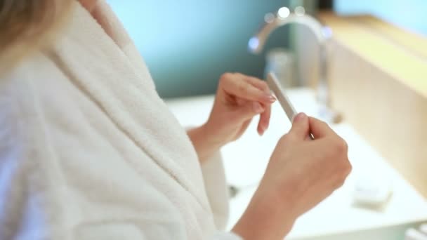 Jonge Vrouw Zorgt Voor Haar Nagels — Stockvideo