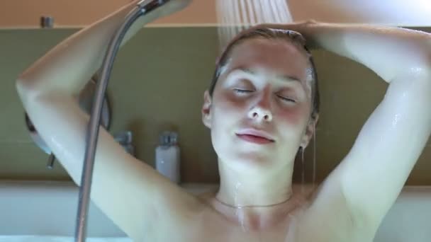 Jovem Mulher Tomando Banho — Vídeo de Stock