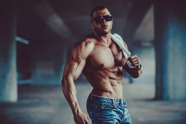 Junger Starker Mann Bodybuilder Mit Sonnenbrille Vor Urbanem Hintergrund — Stockfoto