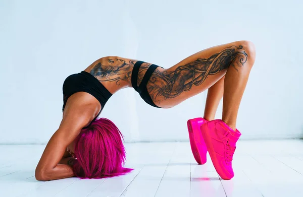 Mulher Magra Sexy Nova Com Esportes Cabelo Rosa Que Estende — Fotografia de Stock
