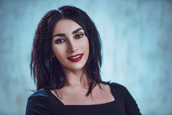 Junge Lächelnde Geschäftsfrau Porträt Auf Grauem Hintergrund — Stockfoto