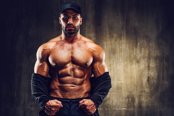 Hombre Fuerte Joven Culturista Tapa Fondo Pared Colores Oscuros Dramáticos —  Fotos de Stock