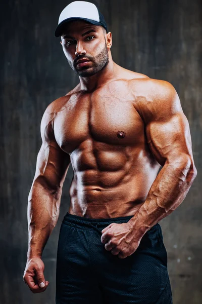 Junger Starker Mann Bodybuilder Mit Mütze Auf Steinmauer Hintergrund — Stockfoto