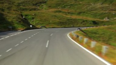 Yol seyahat Alpleri'nde. Hızlı hareket.