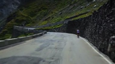 Yol seyahat Alpleri'nde. Hızlı hareket.