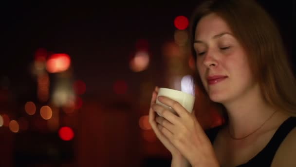 Genç Kadın Gece Şehir Arka Plan Üzerinde Kahve Içme — Stok video