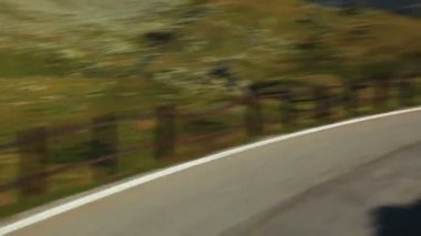 Yol seyahat Alpleri'nde. Hızlı hareket.