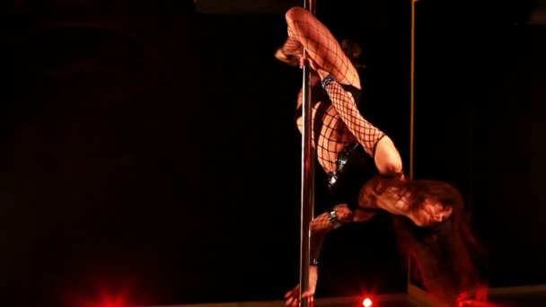 年轻杆舞蹈女人 — 图库视频影像