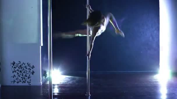 Junge Pole Dance Frau — Stockvideo