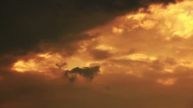 Güzel kırmızı günbatımı gökyüzü.