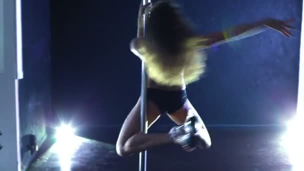 Giovane Pole Dance Donna — Video Stock