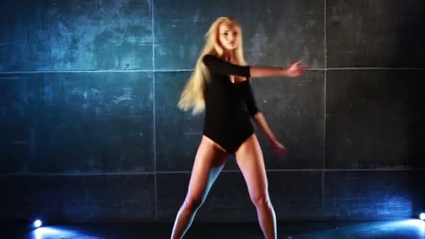 Young Blond Woman Dancing — Stock Video