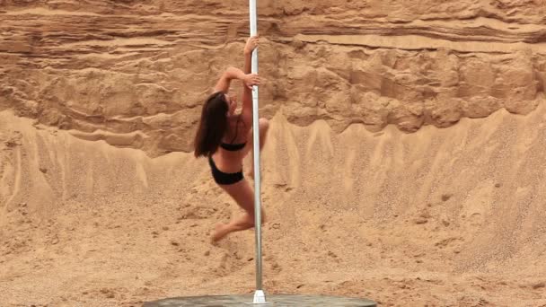 Pole Mulher Dança Fundo Areia — Vídeo de Stock