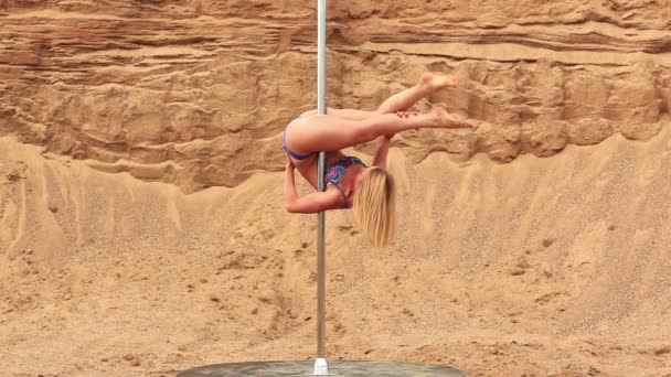 Pole Mulher Dança Fundo Areia — Vídeo de Stock