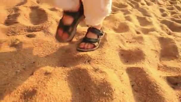 Homme Marchant Sur Sable — Video