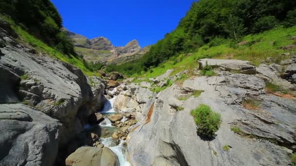 Cachoeira Nas Montanhas Dos Pirenéus — Vídeo de Stock