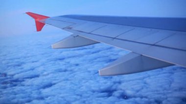 uçak kanadı bulutların üstünde.