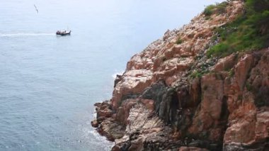 Kayalıklı deniz kıyısı.