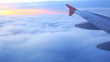 Uçak bulutlar aşağı gidiyor.