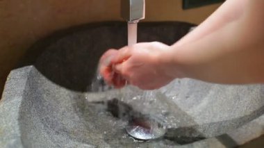 genç kadın el yıkama.