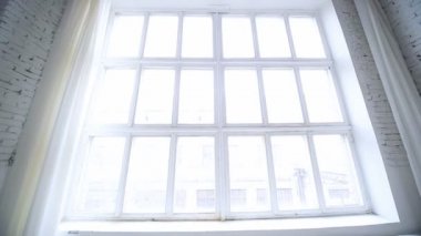 Işık ile büyük beyaz pencere.