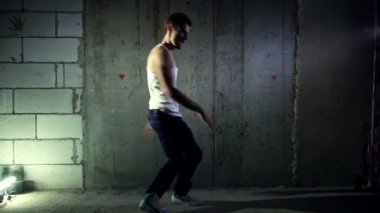 Güçlü delikanlı dans.