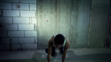 Güçlü delikanlı dans.