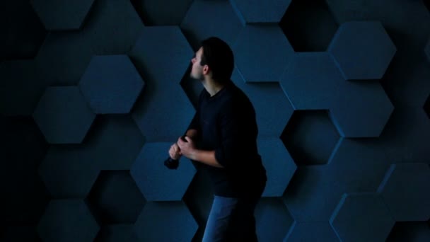 Homme avec lampe de poche dans la chambre noire .