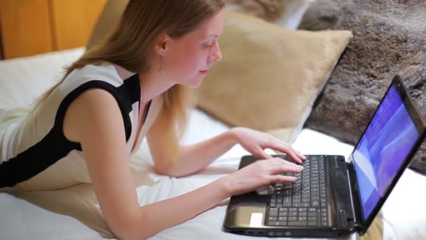 Jonge Vrouw Werkt Laptop — Stockvideo