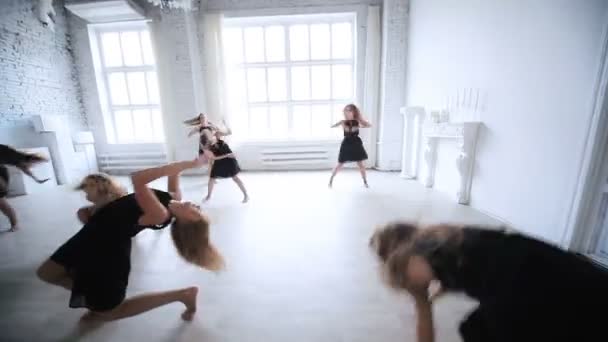 年轻女子队跳舞 — 图库视频影像