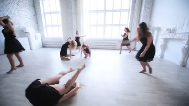 Jovens Mulheres Equipe Dançando — Vídeo de Stock