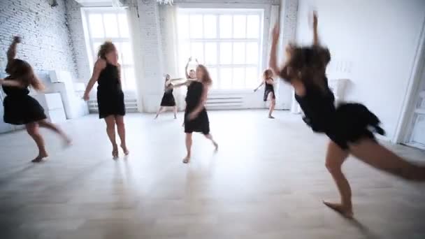 Young Women Team Dancing — Stock Video