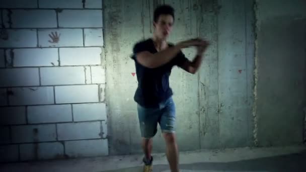 年轻强壮的男子跳舞 — 图库视频影像