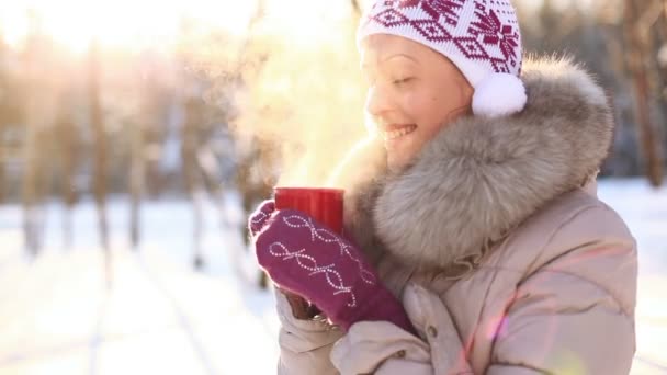 Jonge Vrouw Drinken Buitenshuis — Stockvideo