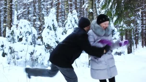 Молода Пара Відкритому Повітрі Зимові Забави — стокове відео