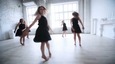 Genç kadın takımı dans.