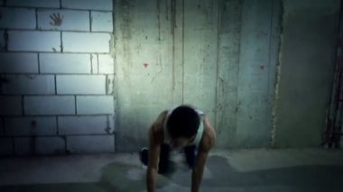 Güçlü delikanlı dans.