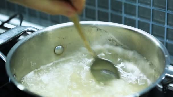 Kochen Von Lebensmitteln Pfanne — Stockvideo