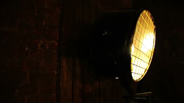 站在室内的大复古灯 — 图库视频影像