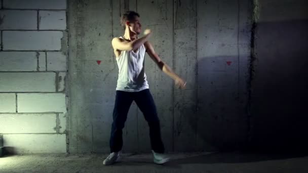 Junger Starker Mann Tanzt — Stockvideo