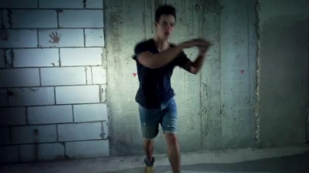 Tânăr Bărbat Puternic Dansând — Videoclip de stoc