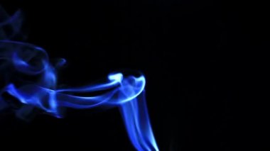 dumanı siyah arkaplanda.