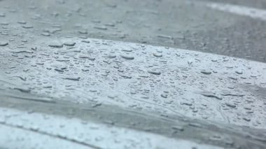 Metal yüzey üzerine yağmur.