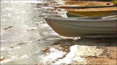 Göl kıyısında deniz araçları ile.