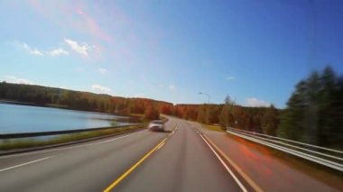 Finlandiya'da yol seyahat. Hızlı hareket.