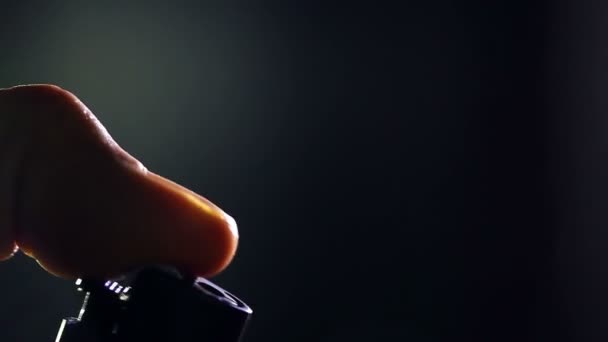 Gros plan plus clair sur fond sombre .