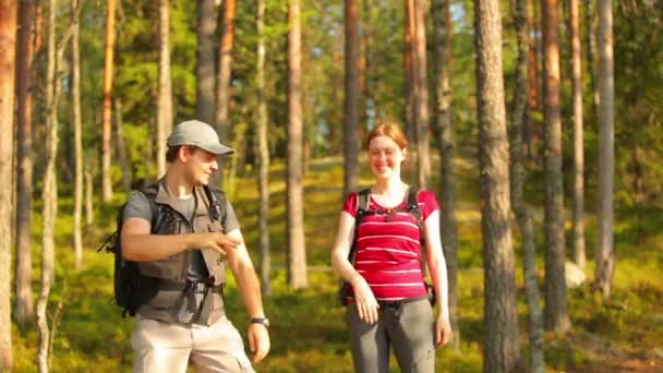 Mladí Šťastní Turisté Lese — Stock video