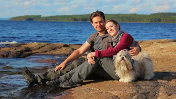 Junges Touristenpaar Mit Hund Seeufer — Stockvideo