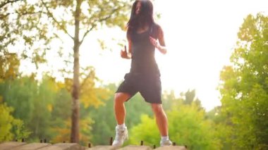 Genç kadın spor egzersizleri yapıyor.