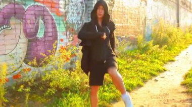 Kentsel arka plan üzerinde spor egzersizleri yapıyor kadın.